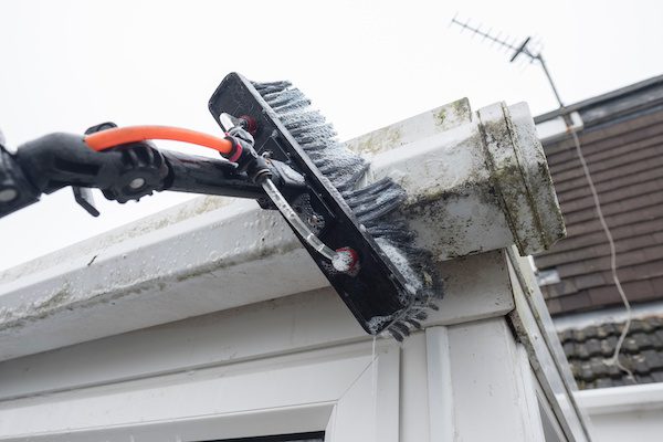 FALL GUTTER MAINTENANCE AND CLEANING TIPS FOR A WORRY-FREE WINTER